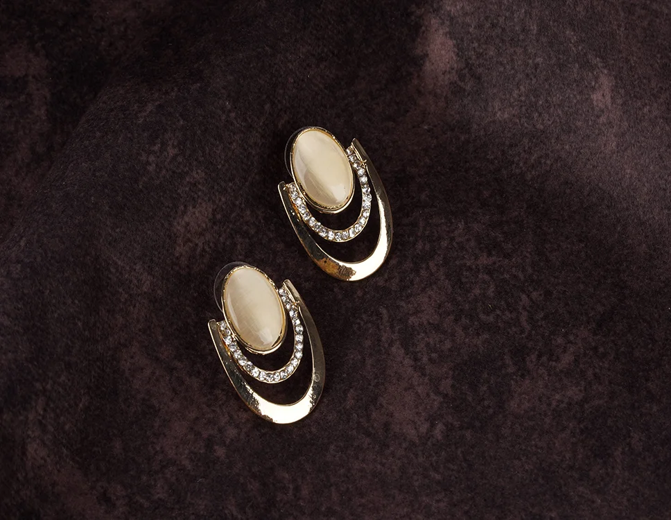 Modish gold-plated oval earrings studs